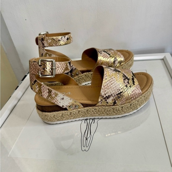 Soda Wedge Sandals ~ Size 6 1/2 - Picture 5 of 6